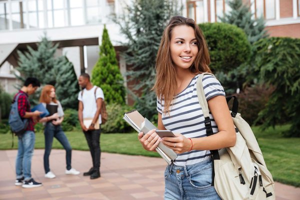 Comment se distingue une grande école internationale de management des autres écoles de commerce ?